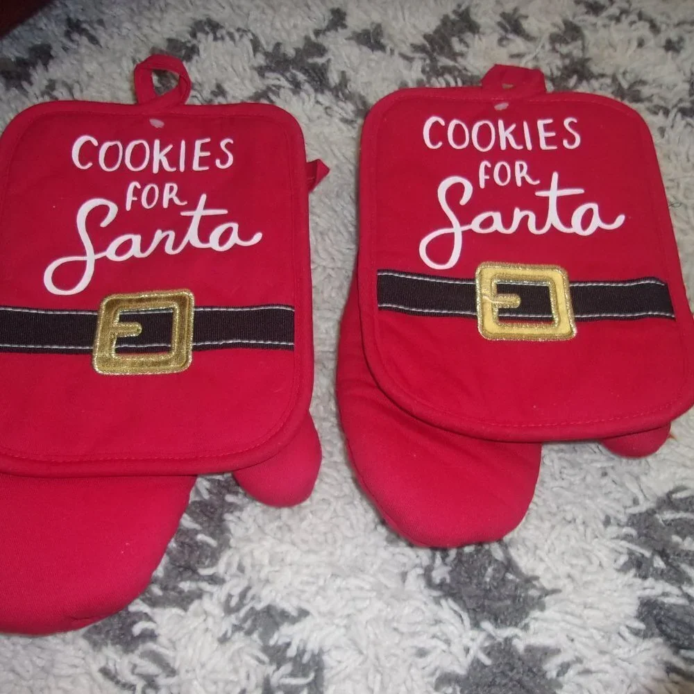 Bundle of 2 Cookies with Santa Pot Holders and Mitts new